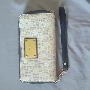 MK Zipper wallet